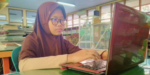 foto orang yang sedang mengetik artikel