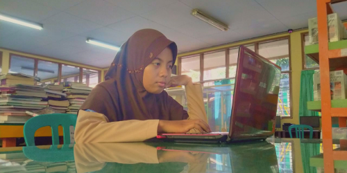 foto orang yang sedang mengetik artikel