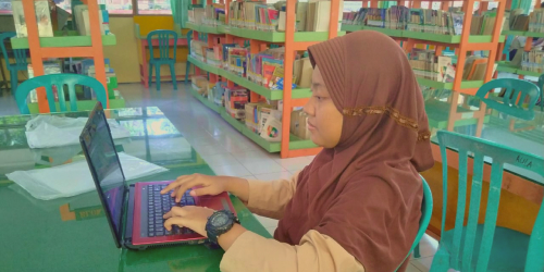 foto orang yang sedang mengetik artikel