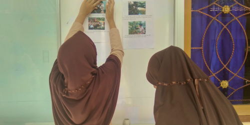 foto orang yang sedang menempel mading