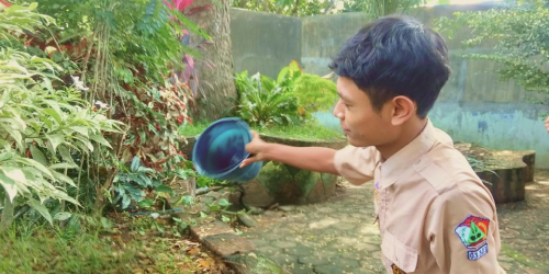 foto orang yang sedang menyiram