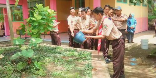 foto orang yang sedang menyiram